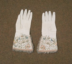 Paire de gants de dame brodés de fils métalliques et de soie - English School